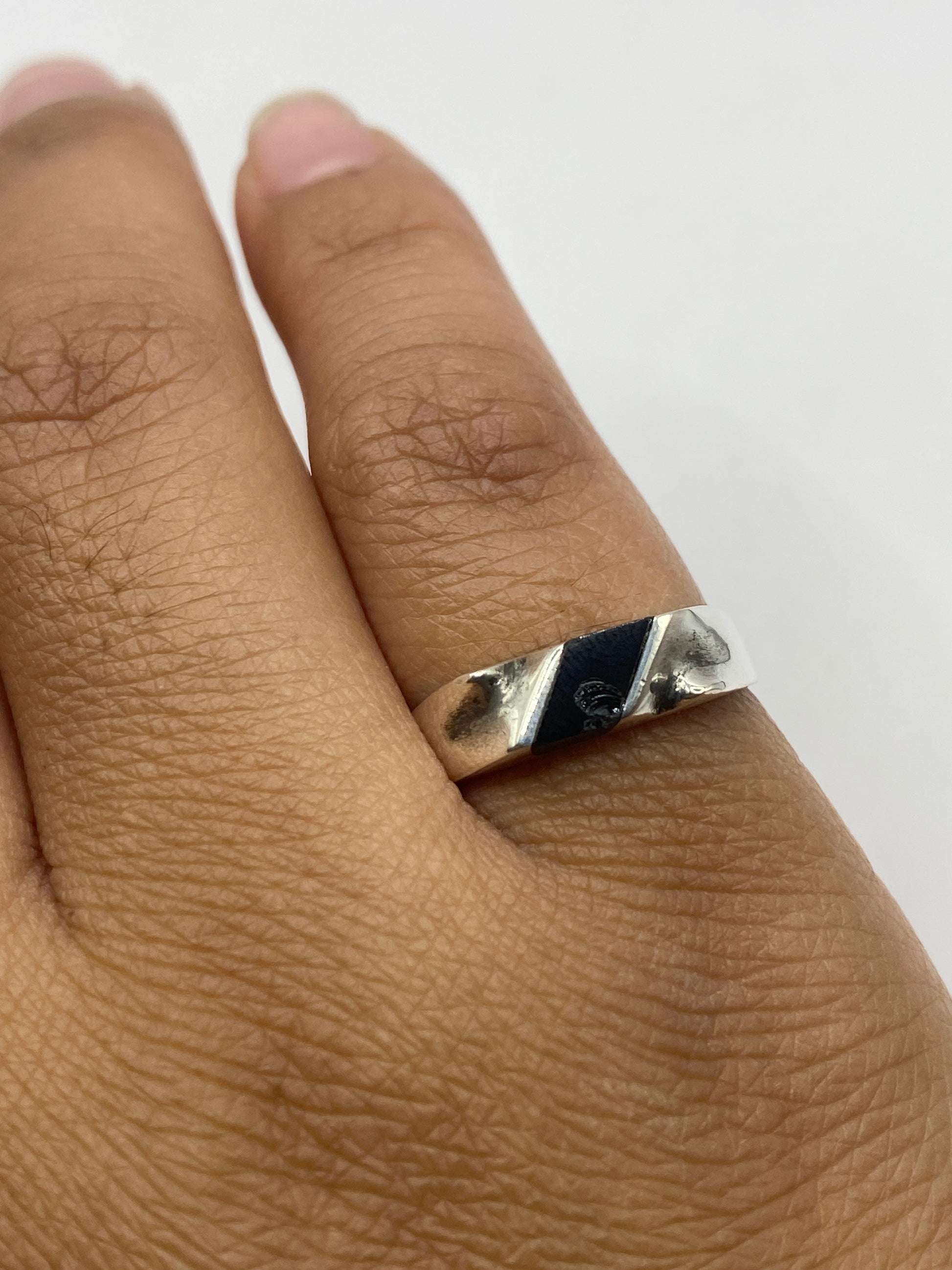 Anillo en el dedo mostrando el sello 925 y el acabado perfecto de la banda