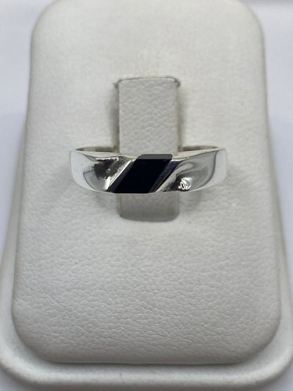 Anillo de plata con ónix negro minimalista sobre estuche blanco