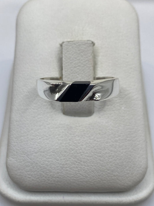 Anillo de plata con ónix negro minimalista sobre estuche blanco