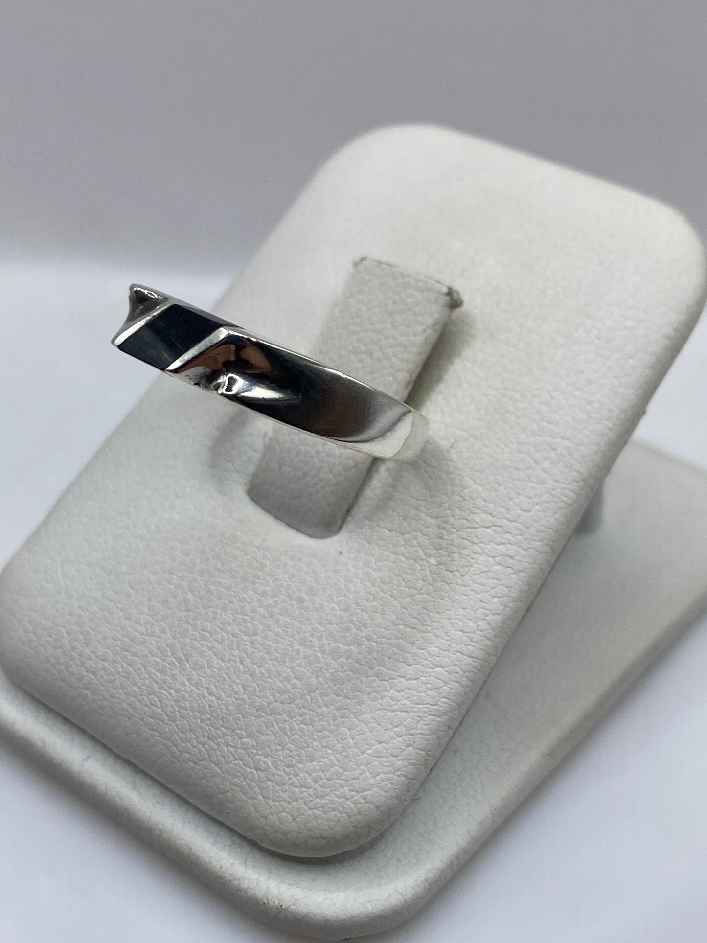 Detalle lateral del anillo mostrando el ónix negro engastado en la banda de plata