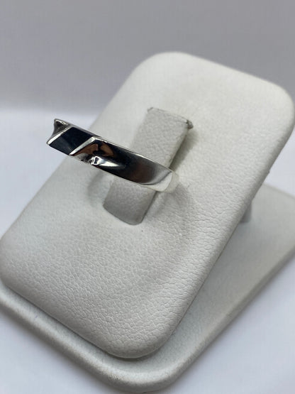 Detalle lateral del anillo mostrando el ónix negro engastado en la banda de plata