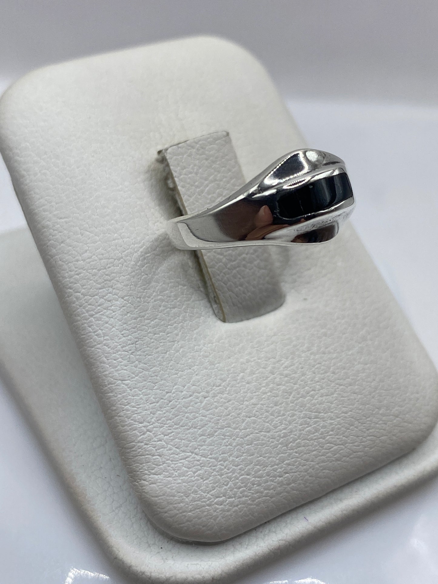 Vista lateral del anillo unisex minimalista con piedra de ónix pulida