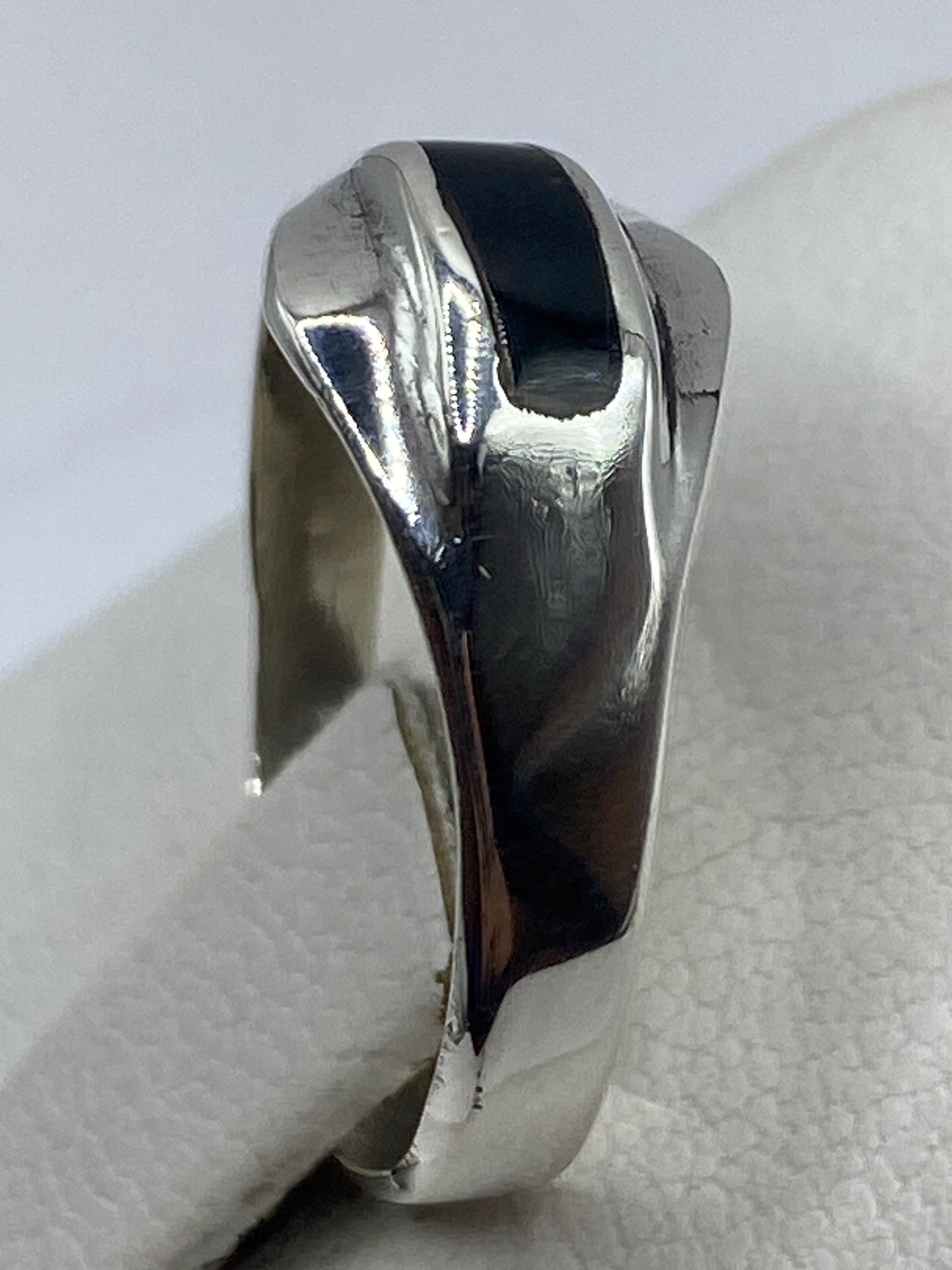 Detalle del ónix negro en plata, mostrando el brillo natural de la piedra