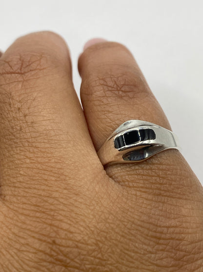 Anillo sobre fondo gris mostrando el sello 925 y la presencia de la banda