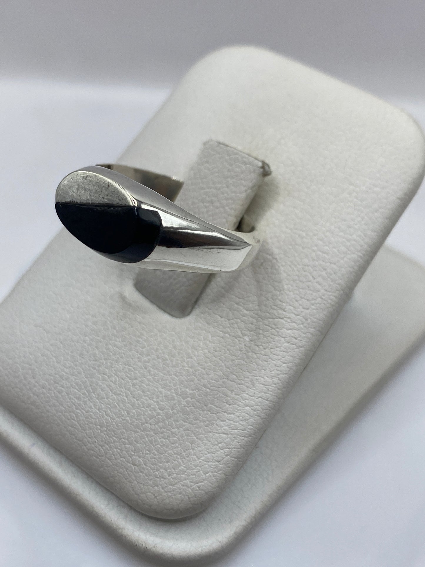 Detalle lateral del anillo de plata con engaste de ónix natural pulido