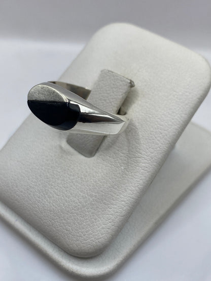 Detalle lateral del anillo de plata con engaste de ónix natural pulido