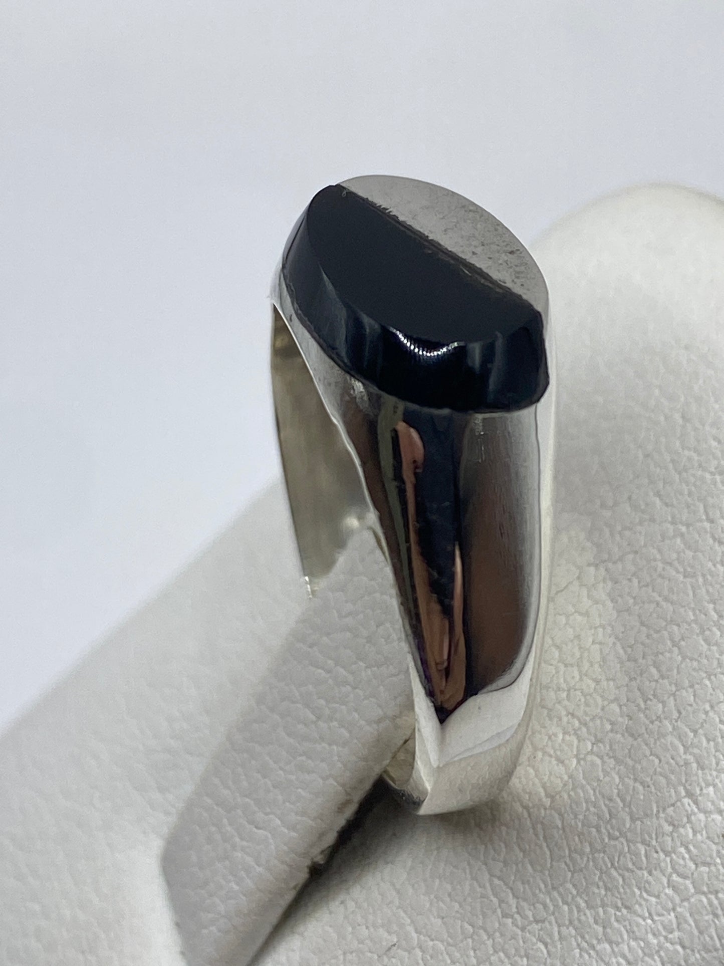 Anillo unisex en plata .925 con banda ancha de ónix, puesto en dedo