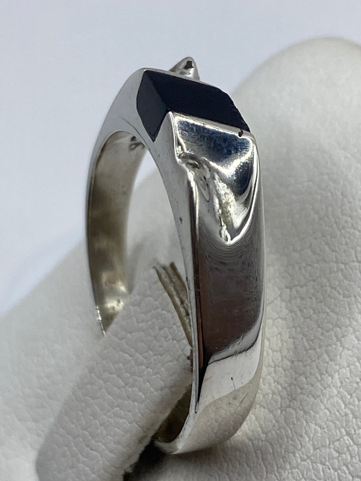 Detalle del ónix negro pulido en el anillo de plata Taxco