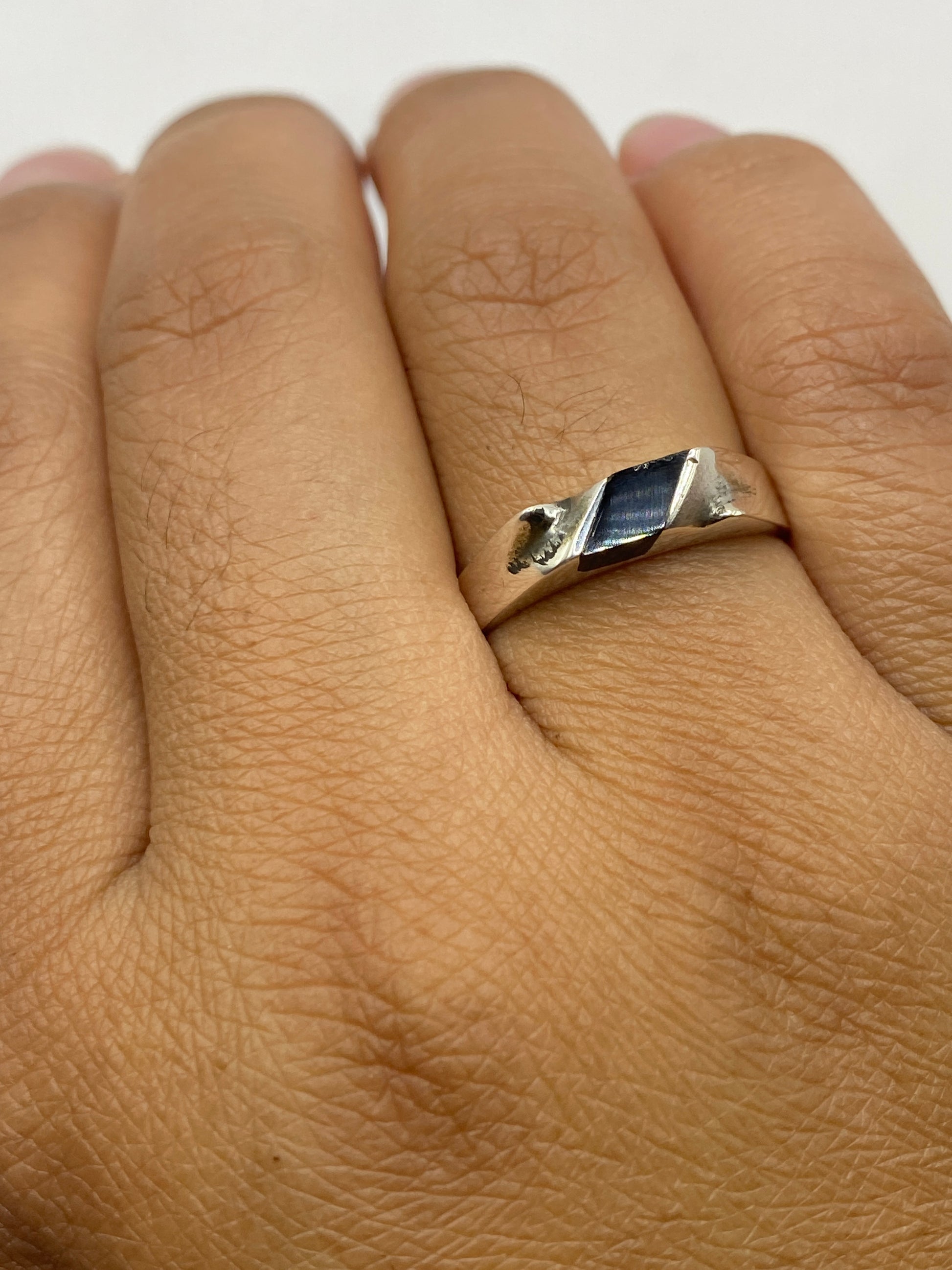 Anillo con sello .925 MEXICO visible en la banda interior