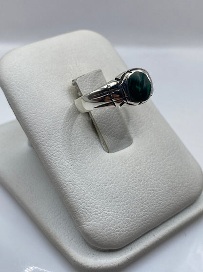 Anillo solitario plata malaquita vista frontal mostrando vetas verdes naturales