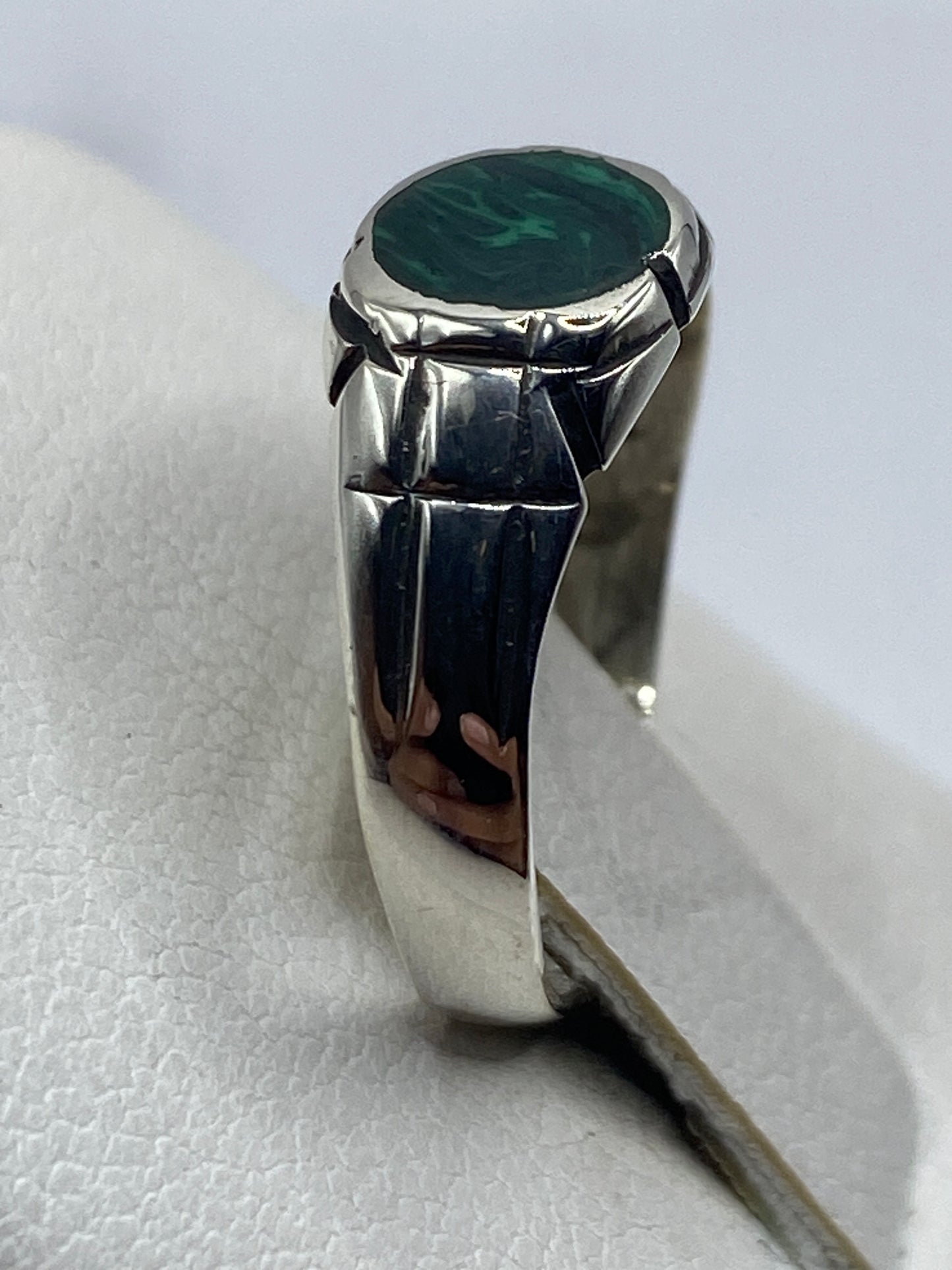Detalle de engaste a mano del anillo de malaquita en plata .925 de Taxco