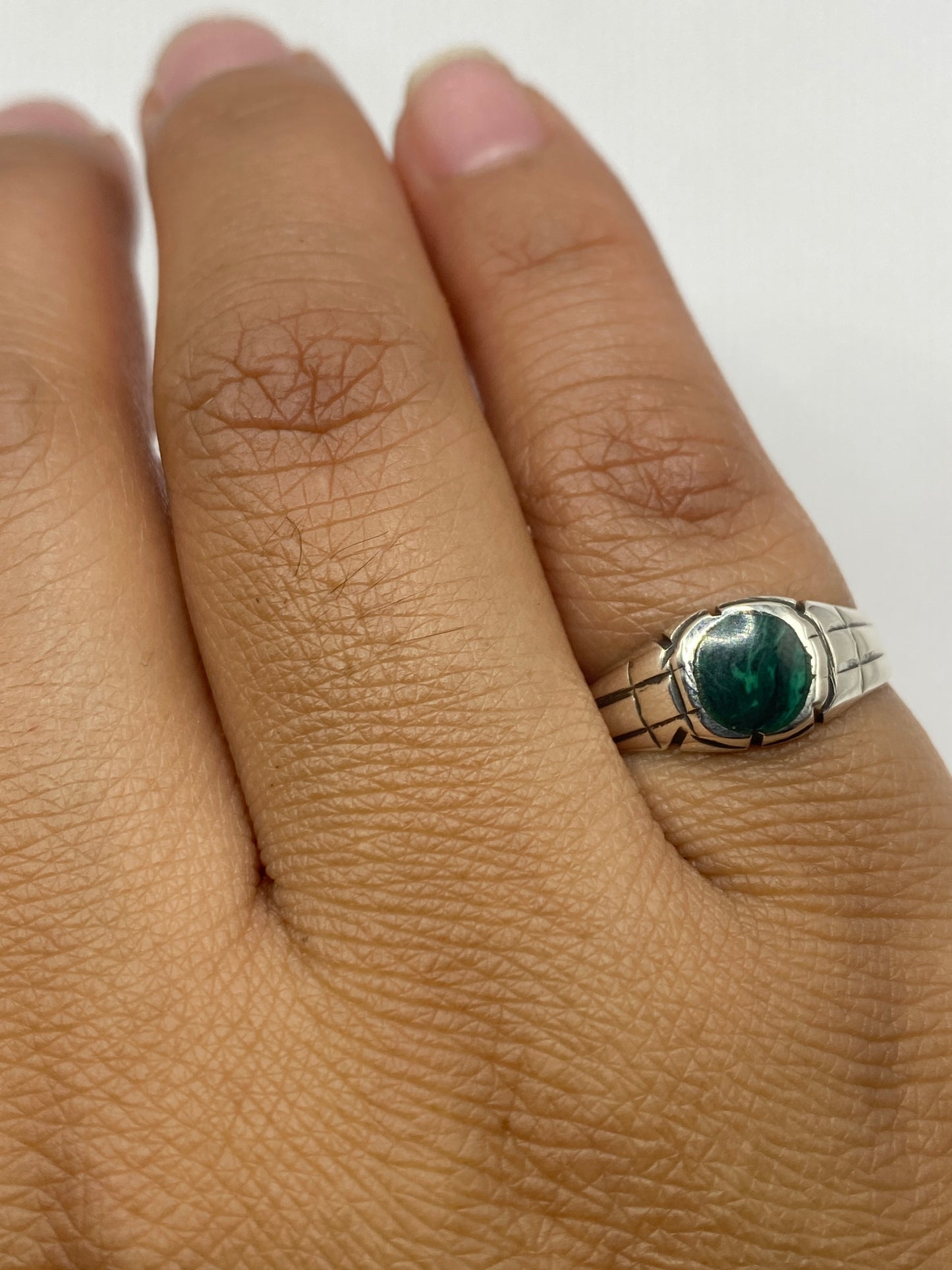 Anillo sobre escala mostrando peso 2.2 gramos y sello 925 MEXICO