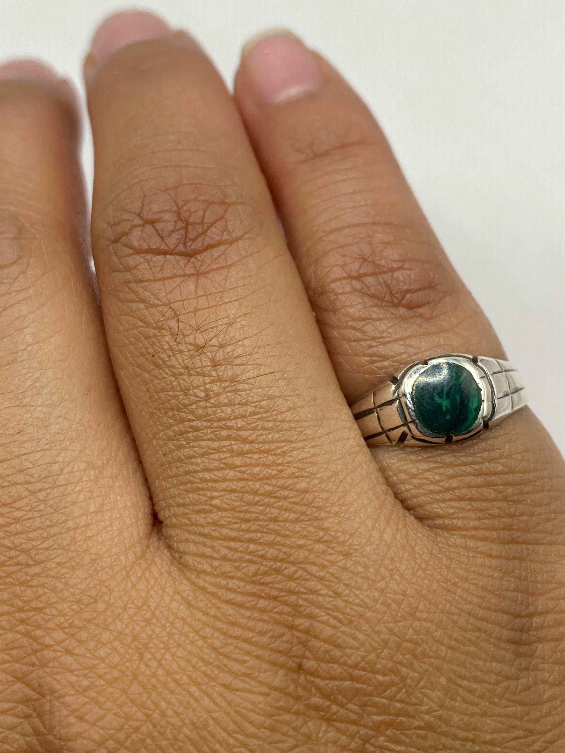 Anillo sobre escala mostrando peso 2.2 gramos y sello 925 MEXICO