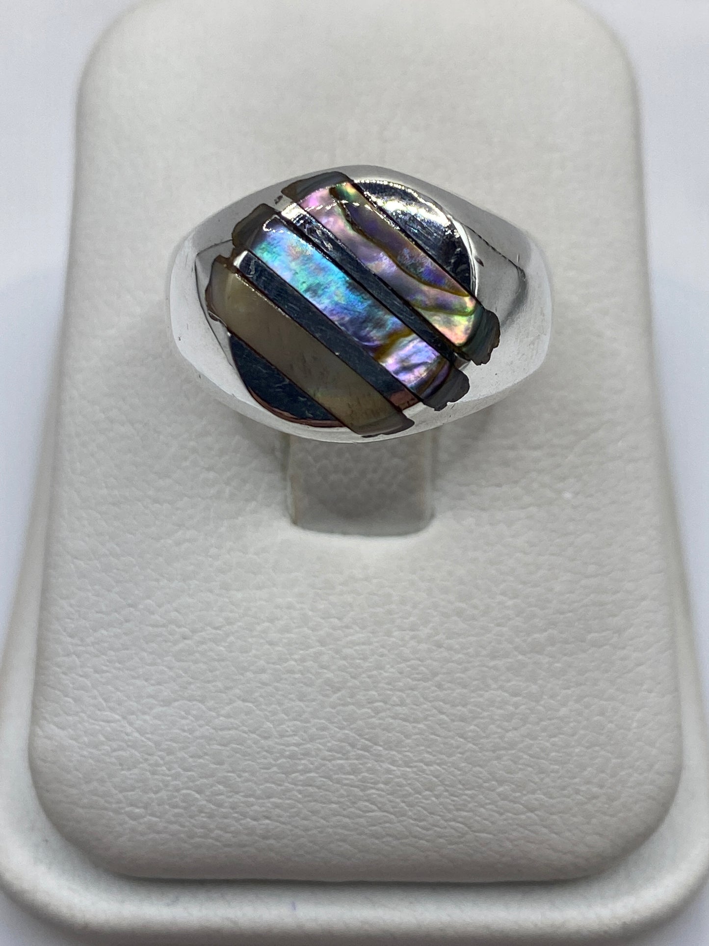 Anillo de plata .925 con bandas geométricas apiladas en vista frontal