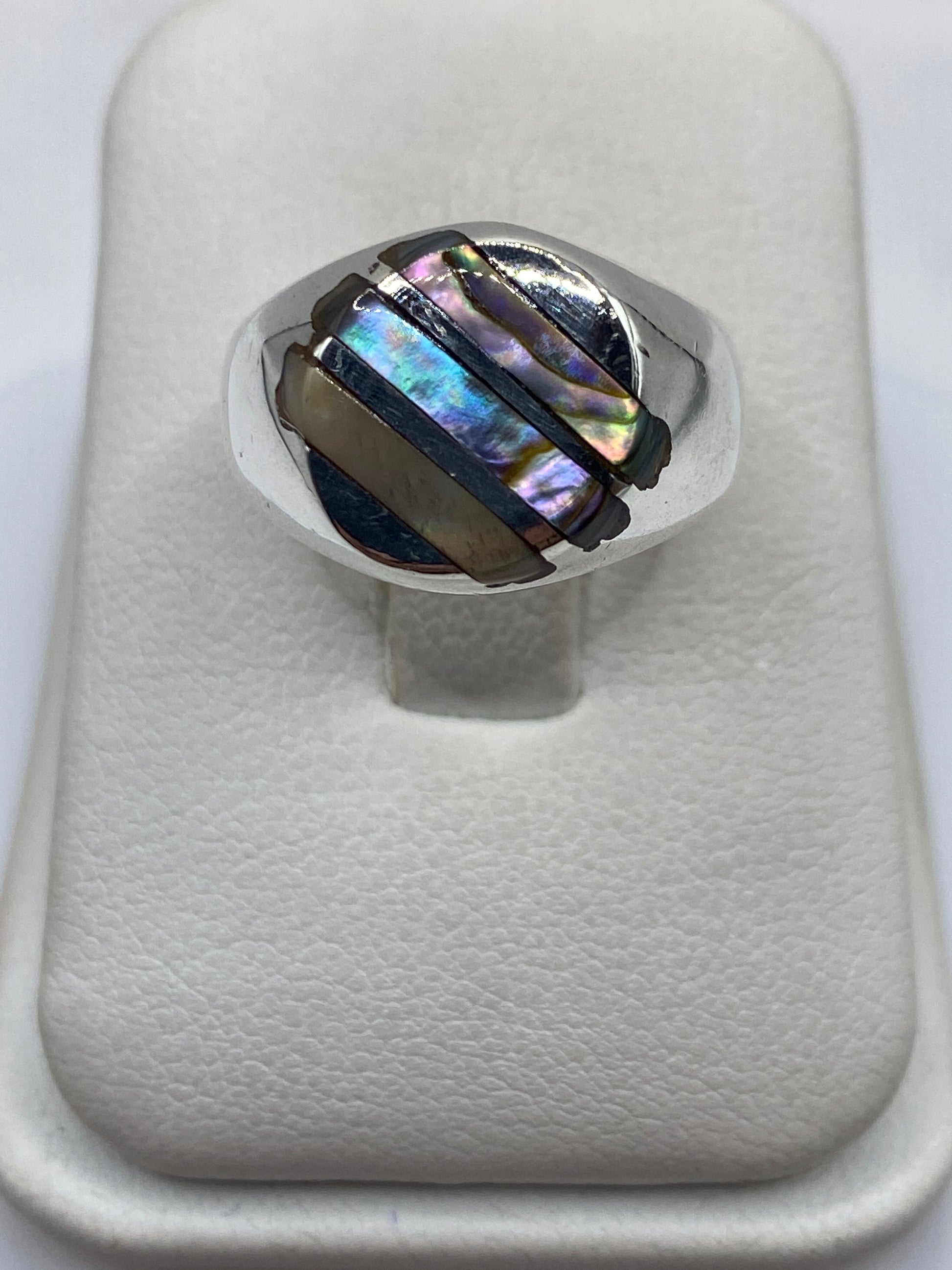 Anillo de plata .925 con bandas geométricas apiladas en vista frontal