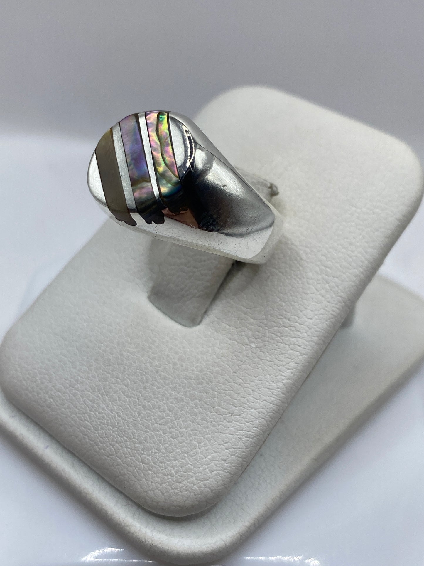 Anillo moderno de plata mostrando el efecto 3D de las bandas, en lateral