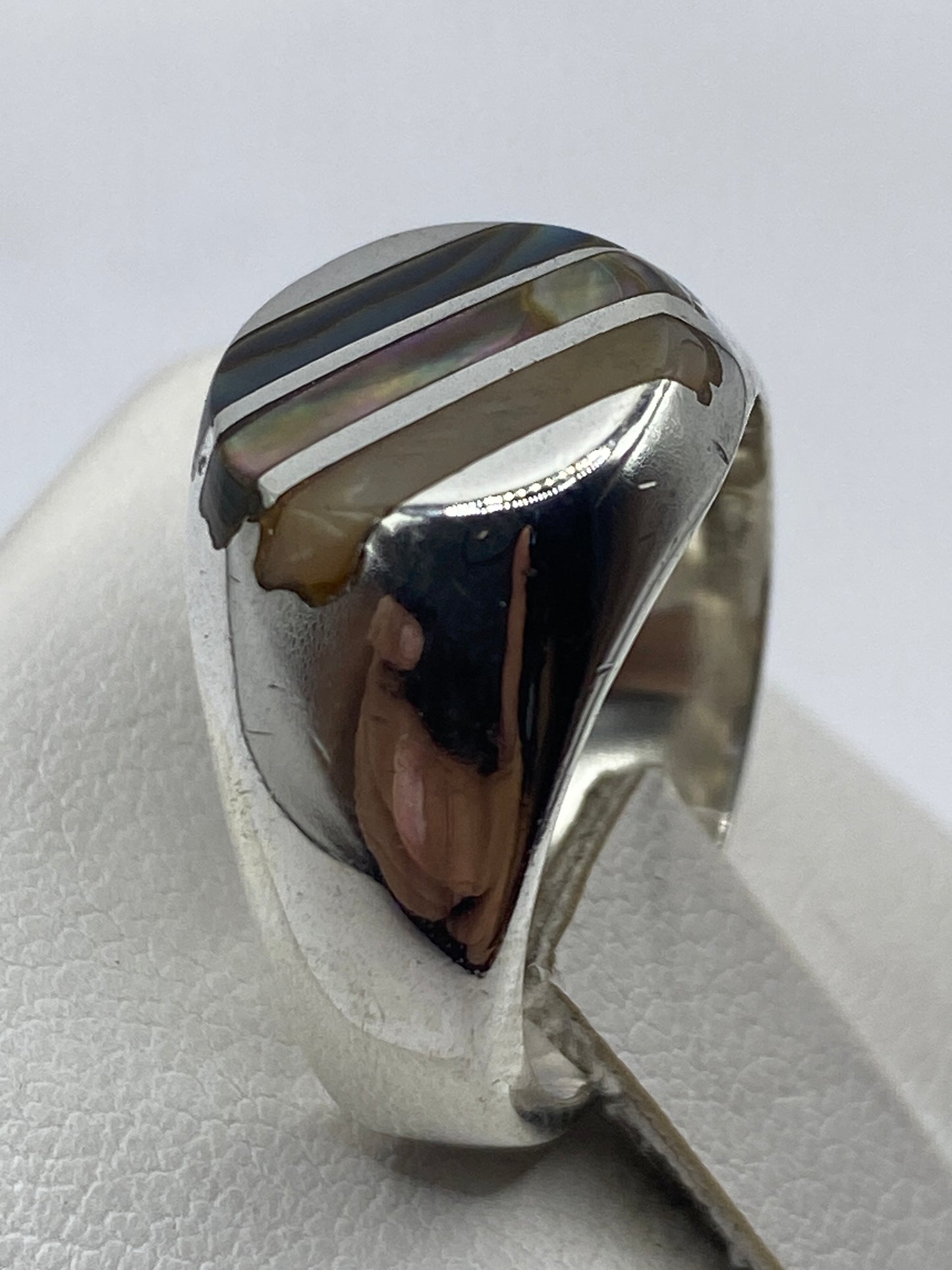 Detalle de las bandas satinadas y pulidas del anillo en la mano