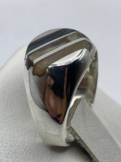 Detalle de las bandas satinadas y pulidas del anillo en la mano