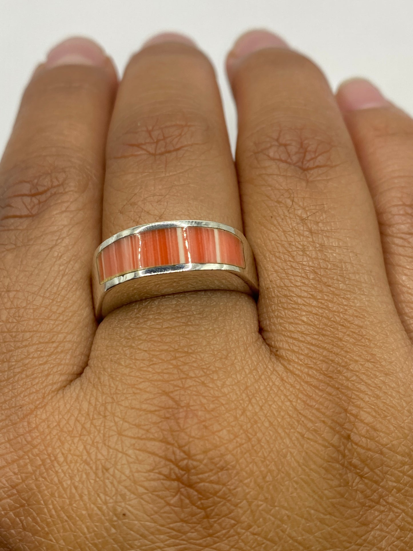 Anillo sobre fondo neutro exhibiendo el sello .925 MEXICO en la banda interior