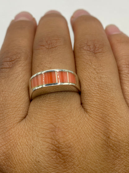 Anillo sobre fondo neutro exhibiendo el sello .925 MEXICO en la banda interior