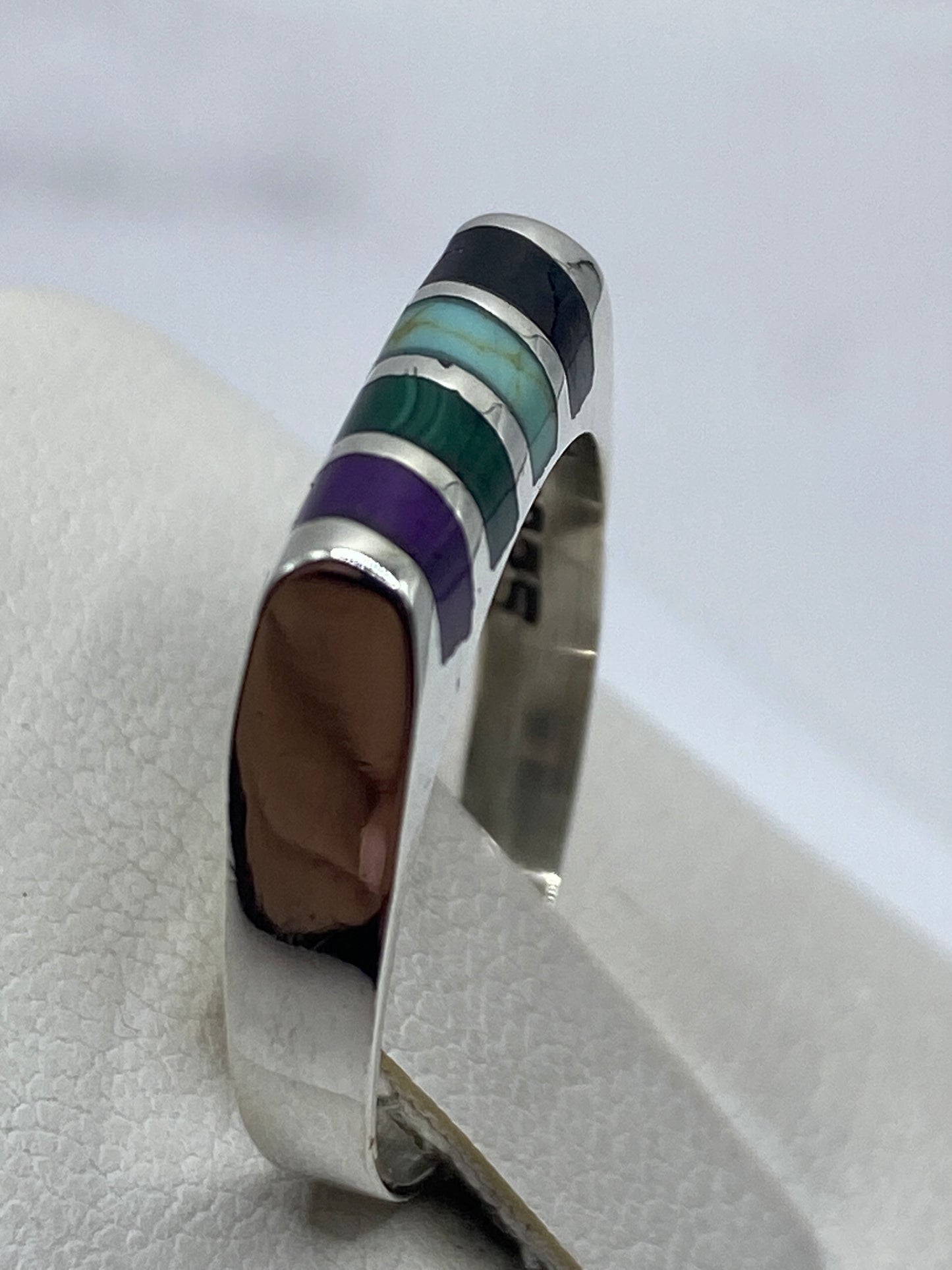 Detalle de la turquesa natural con vetas y variaciones de color en el anillo