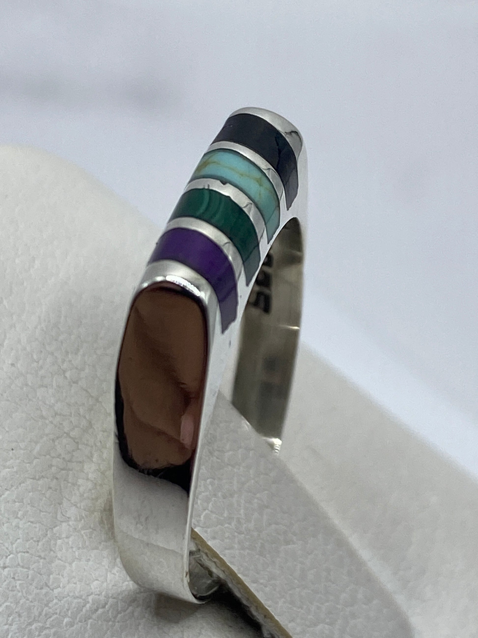 Detalle de la turquesa natural con vetas y variaciones de color en el anillo