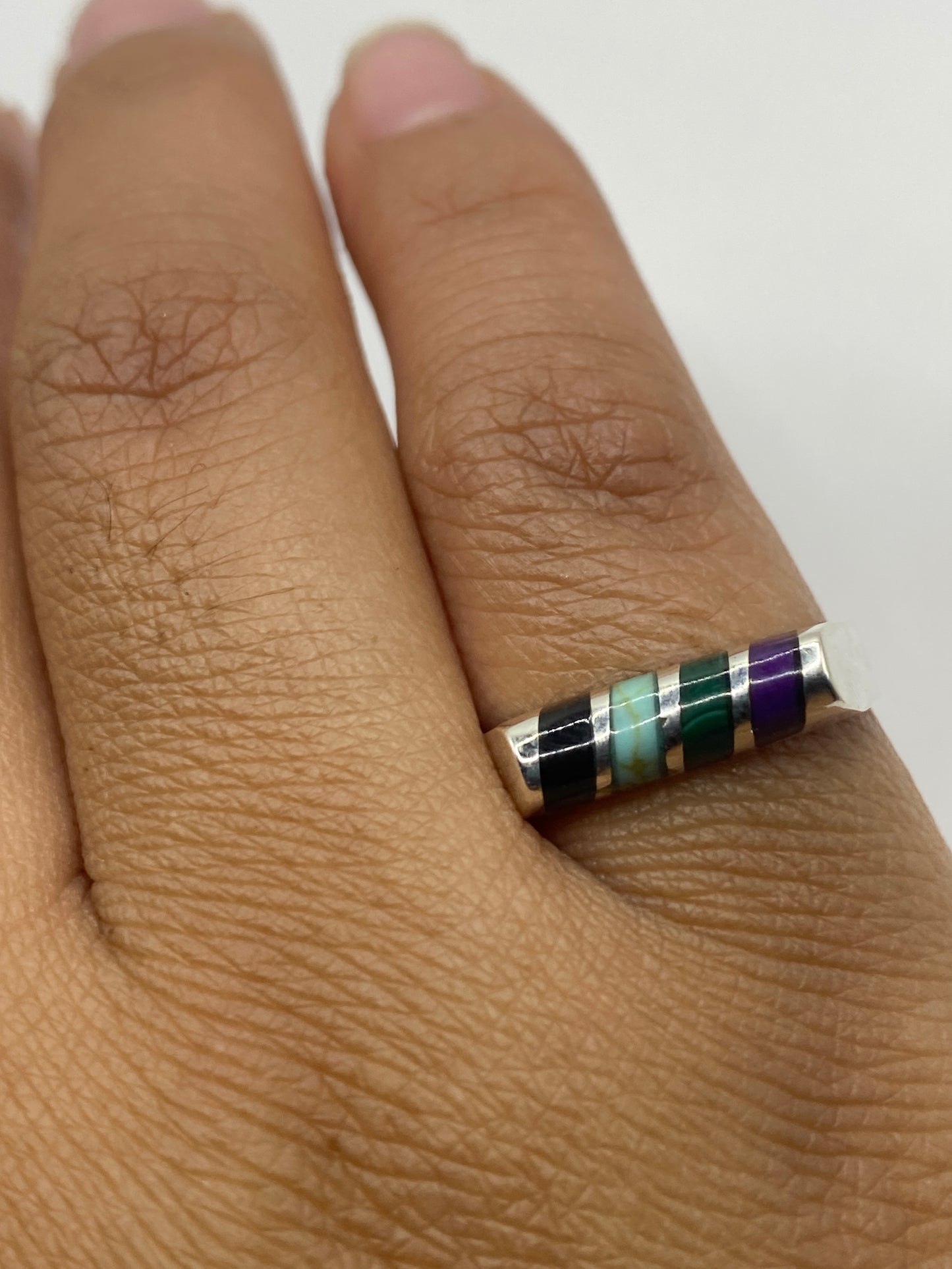 Anillo sobre fondo blanco con sello 925 visible en la banda interna