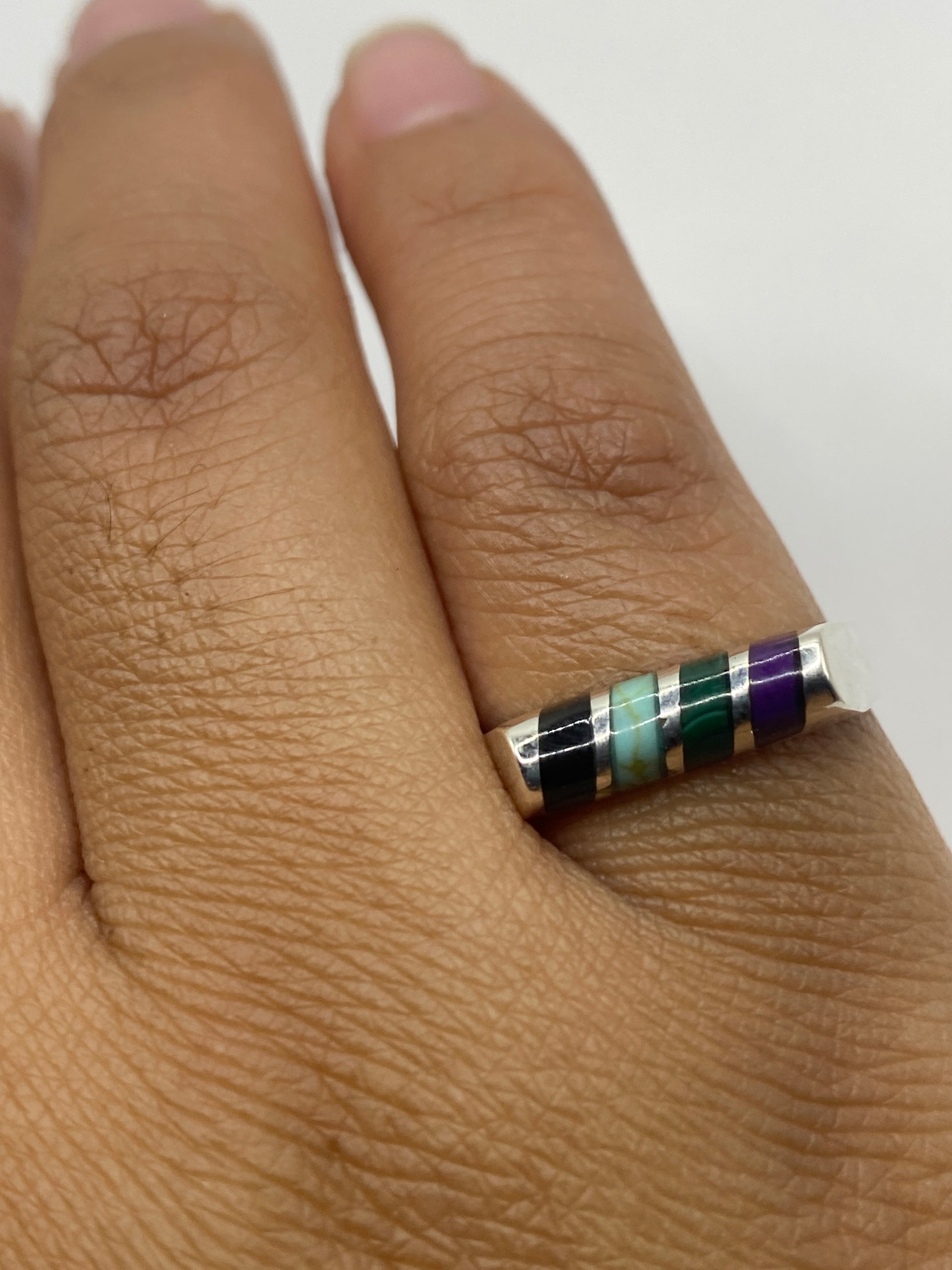 Anillo sobre fondo blanco con sello 925 visible en la banda interna