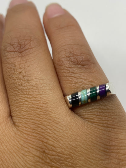 Anillo sobre fondo blanco con sello 925 visible en la banda interna