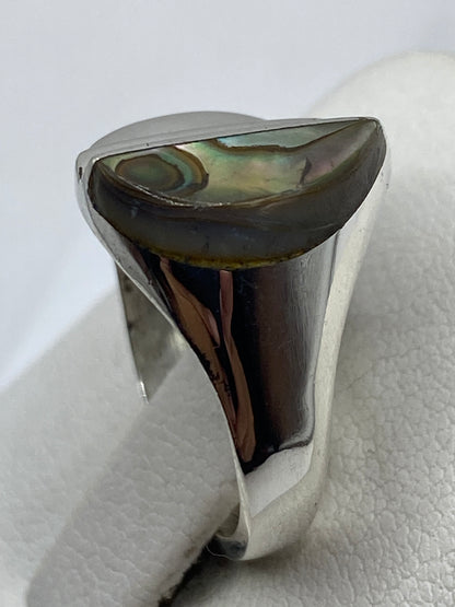 Detalle de la piedra natural con vetas únicas en el engaste de la gota