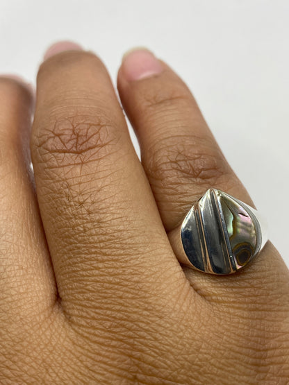 Anillo en mano mostrando la comodidad y presencia del diseño minimalista