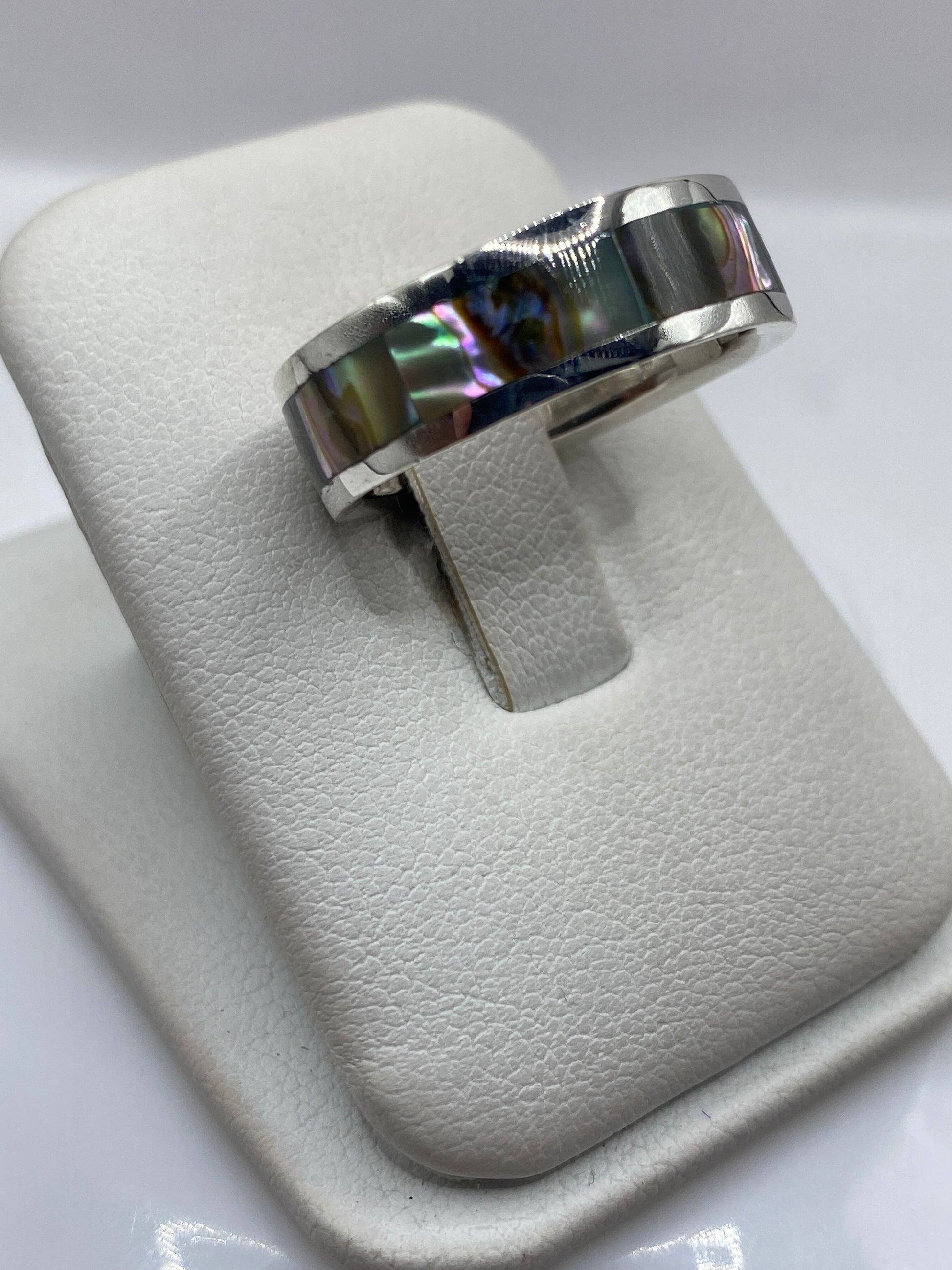 Detalle lateral del anillo unisex mostrando el peso y el sello .925 grabado