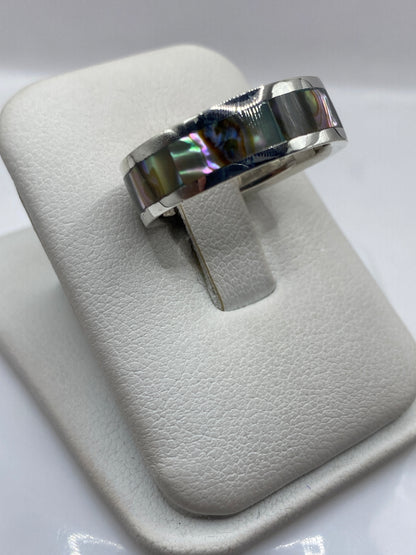Detalle lateral del anillo unisex mostrando el peso y el sello .925 grabado