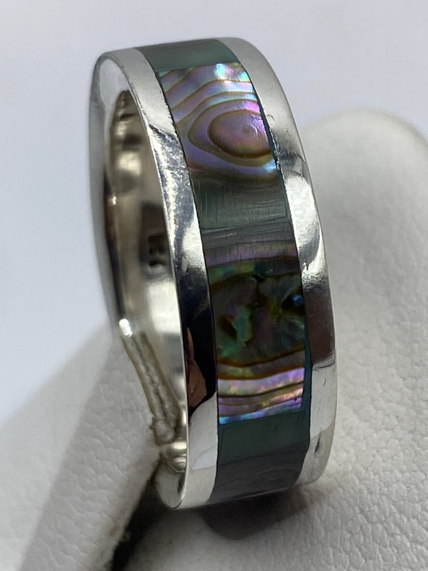 Anillo de plata en mano de hombre mostrando versatilidad y presencia
