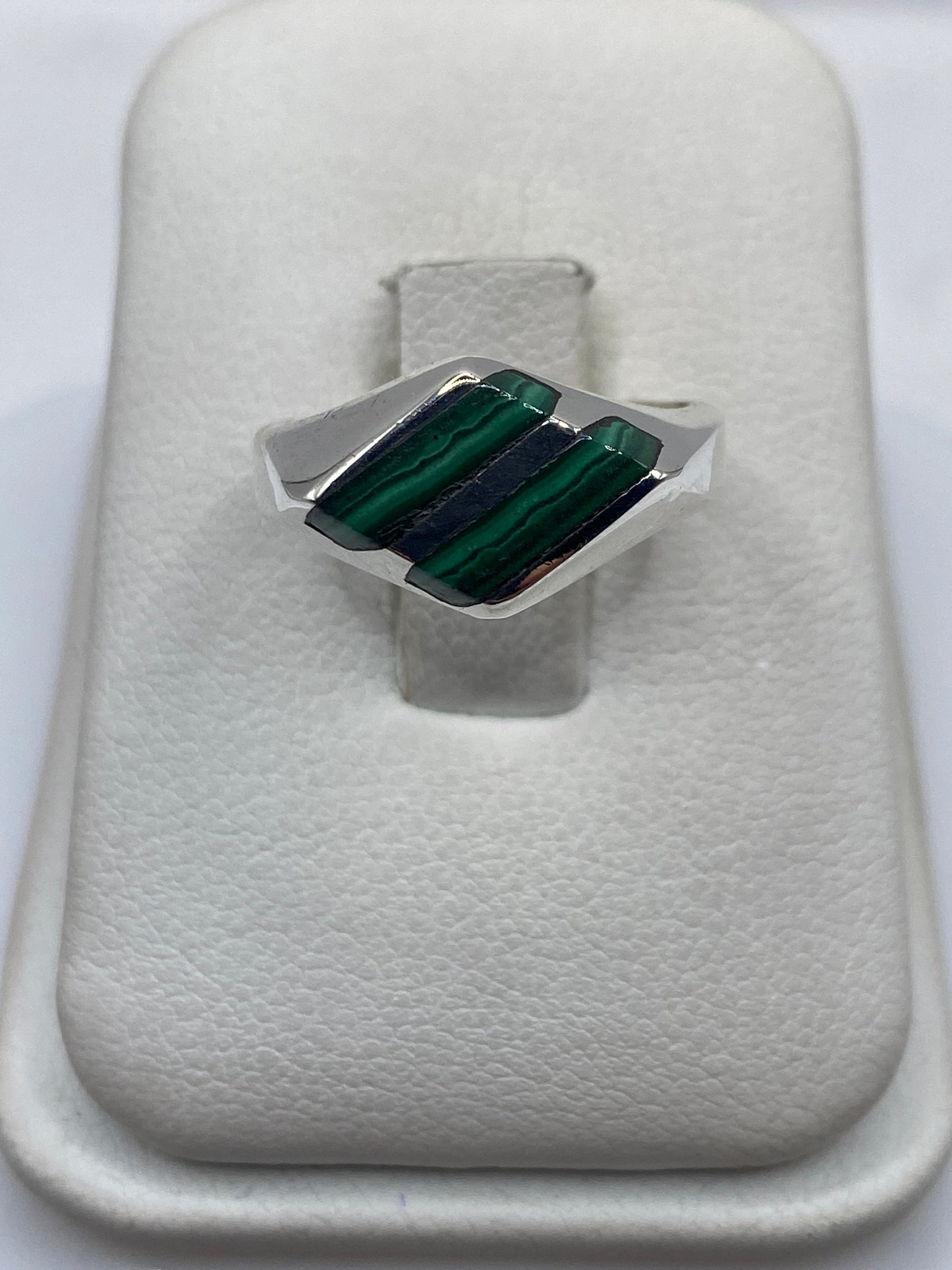 Anillo de plata con malaquita verde natural en caja de presentación blanca