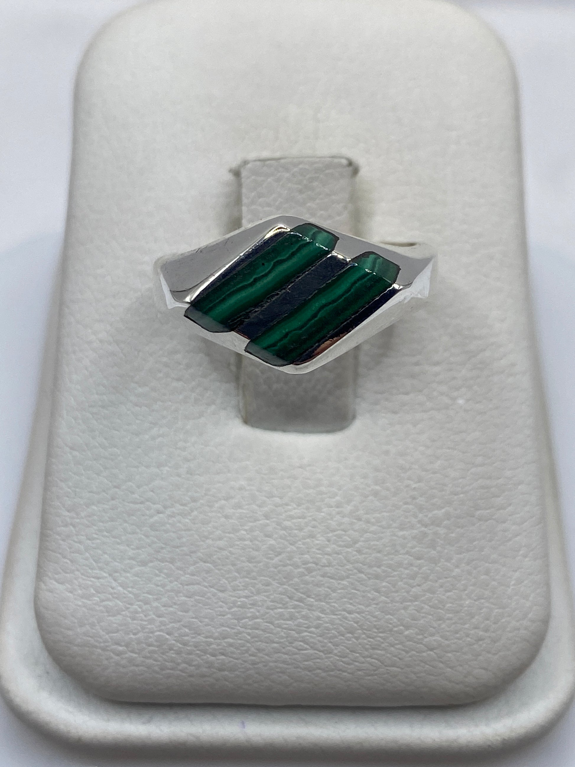 Anillo de plata con malaquita verde natural en caja de presentación blanca