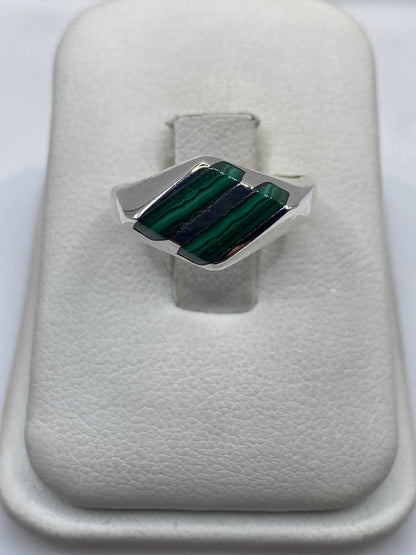 Anillo de plata con malaquita verde natural en caja de presentación blanca