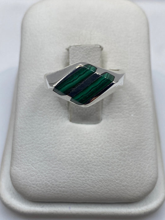 Anillo de plata con malaquita verde natural en caja de presentación blanca