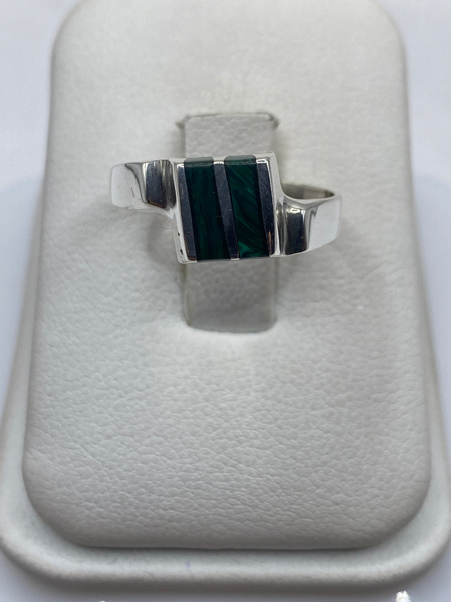 Anillo de plata .925 con malaquita verde natural en estuche blanco