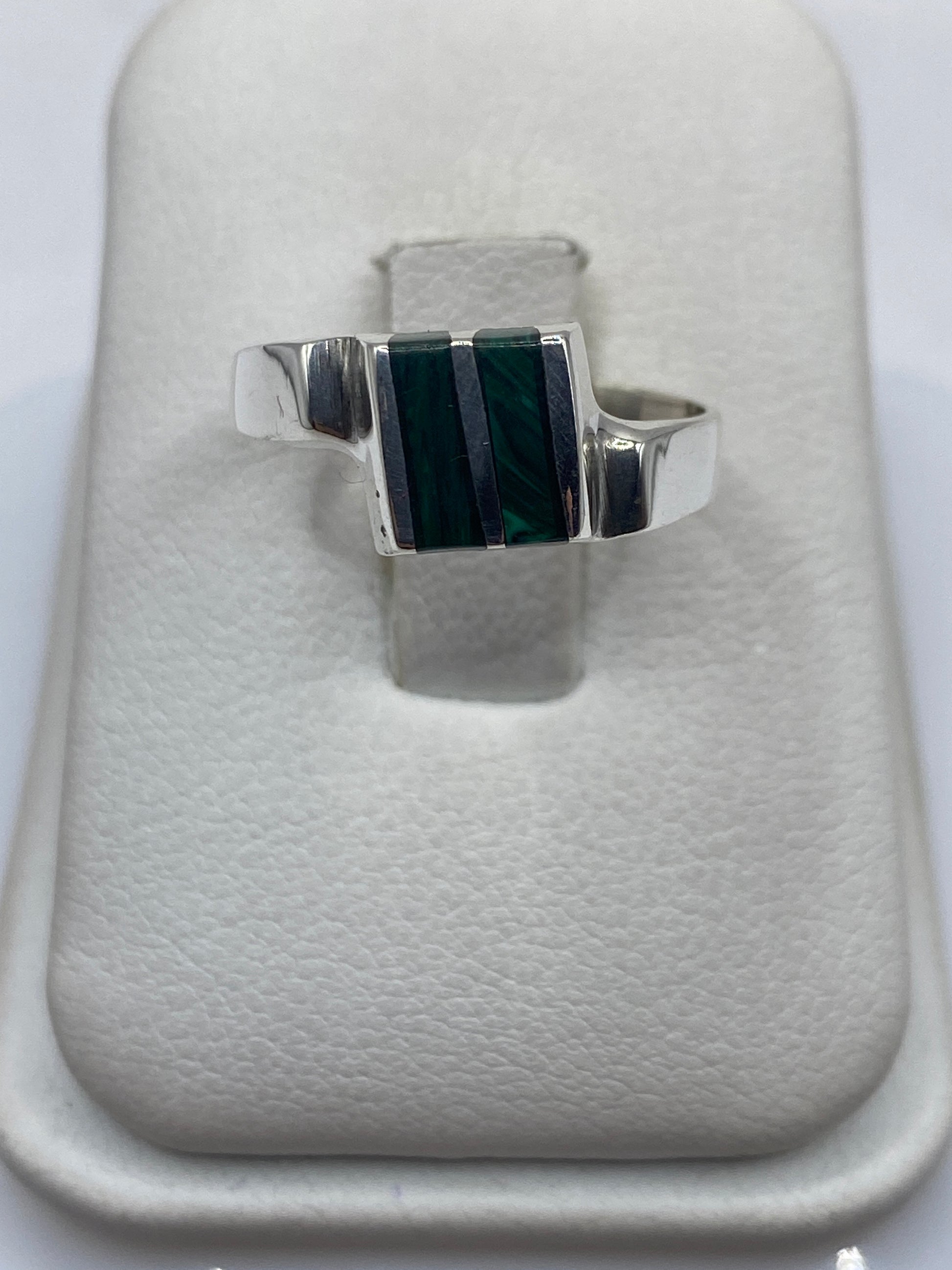 Anillo de plata .925 con malaquita verde natural en estuche blanco