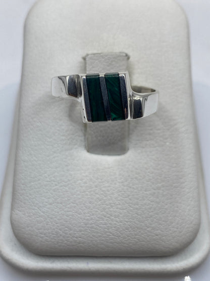 Anillo de plata .925 con malaquita verde natural en estuche blanco