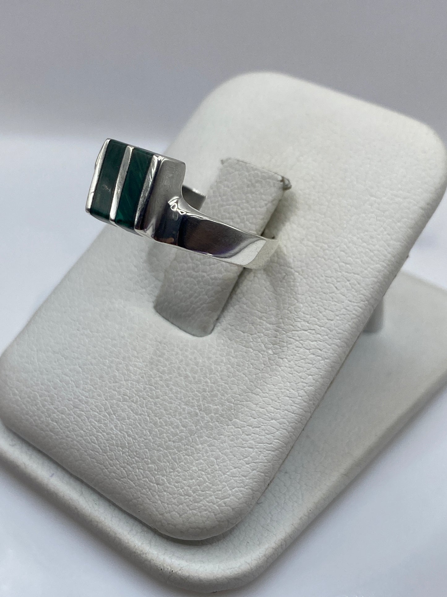 Detalle del anillo con malaquita mostrando vetas características en verde
