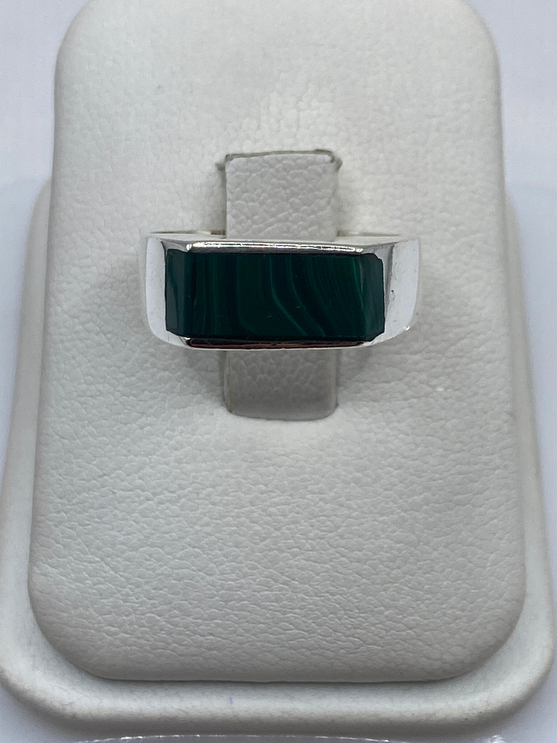Anillo de plata con malaquita verde en estuche blanco, vista frontal