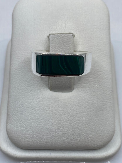 Anillo de plata con malaquita verde en estuche blanco, vista frontal