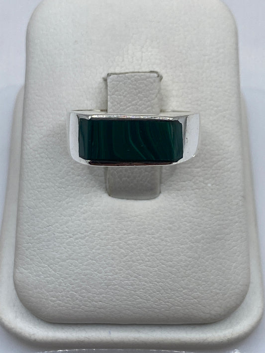 Anillo de plata con malaquita verde en estuche blanco, vista frontal