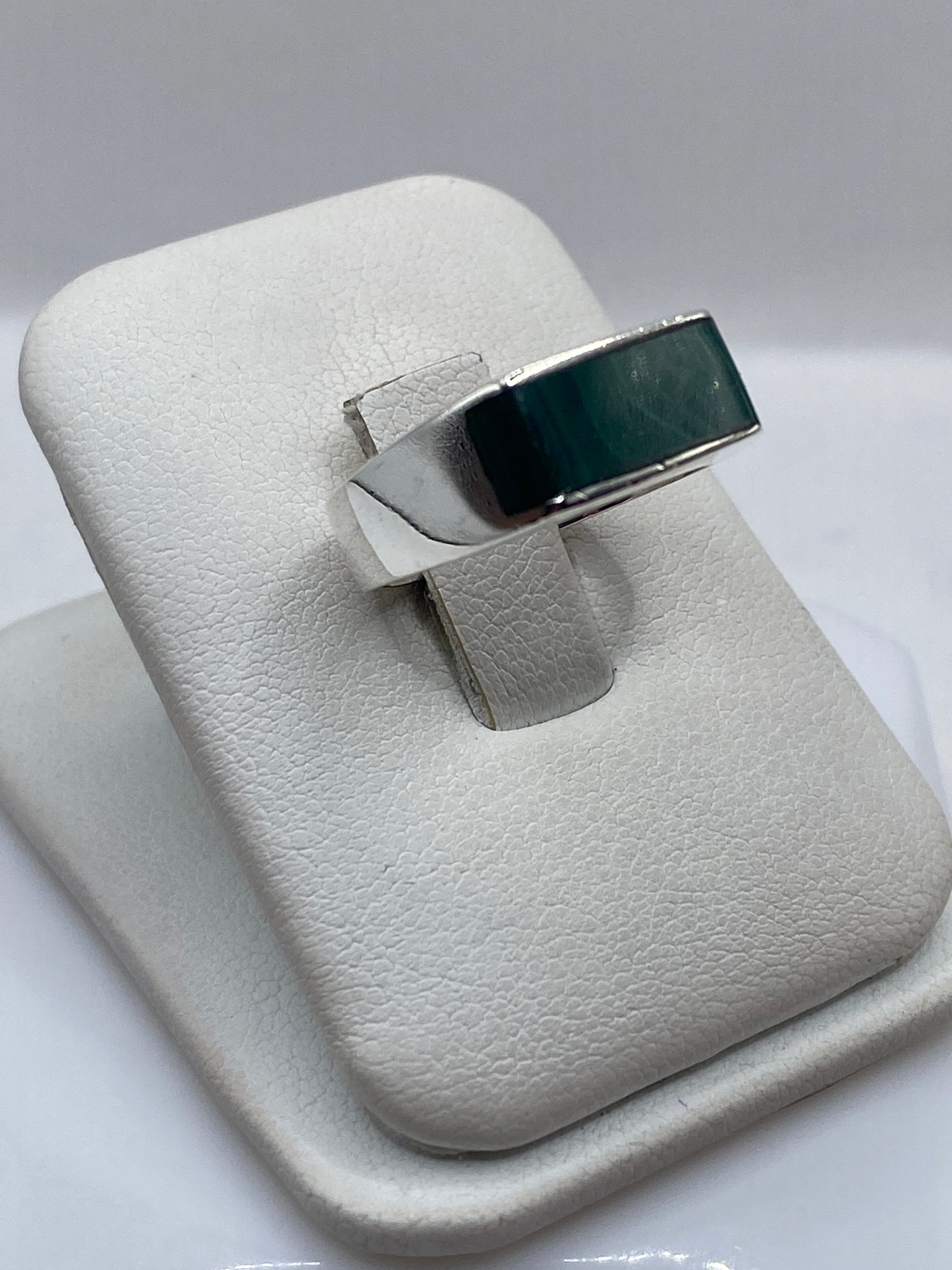 Anillo solitario malaquita verde en plata .925 puesto en dedo, vista lateral