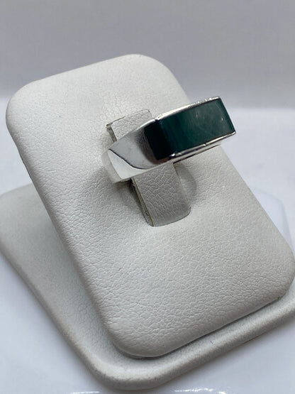 Anillo solitario malaquita verde en plata .925 puesto en dedo, vista lateral