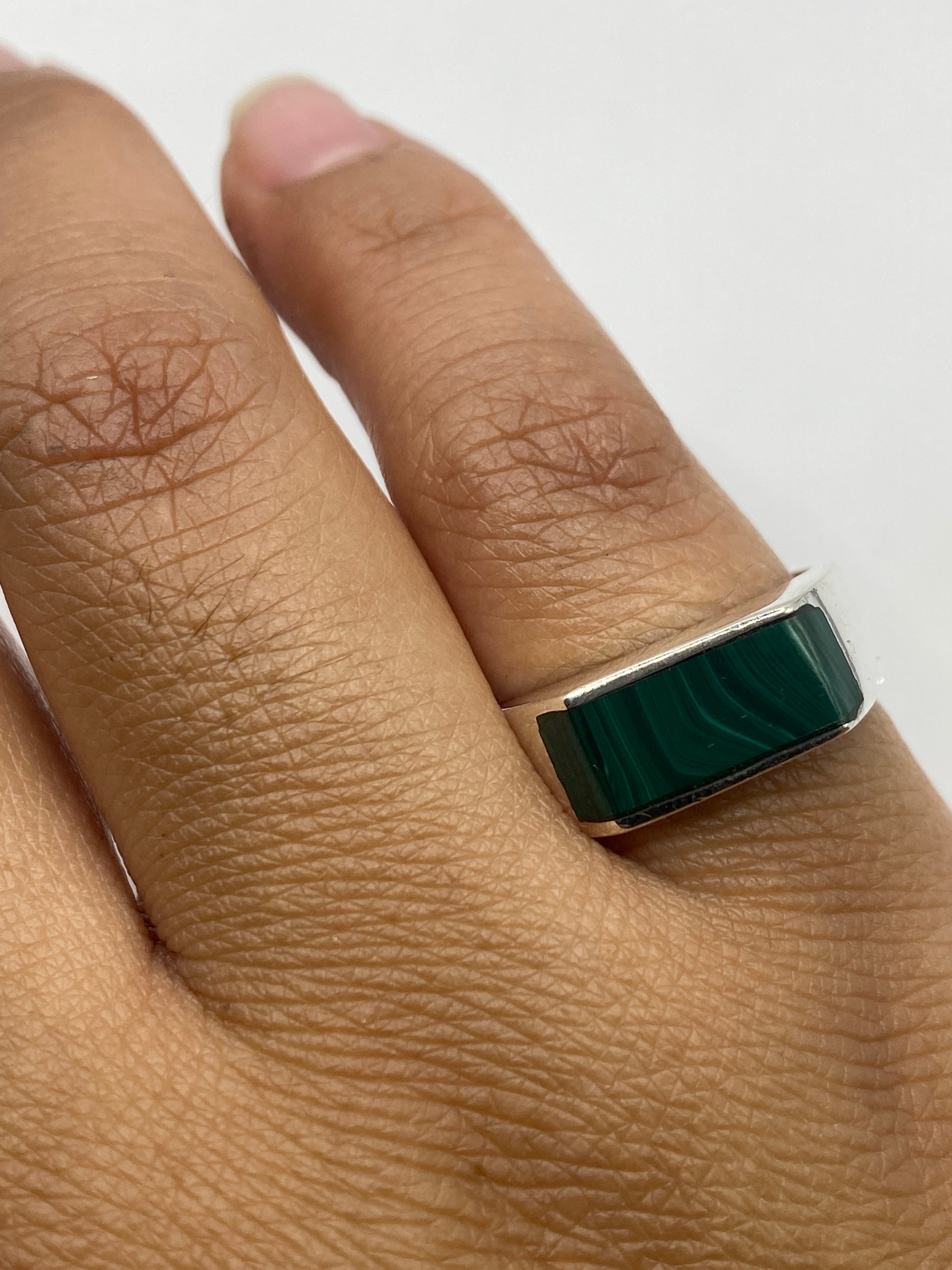 Anillo de plata malaquita mostrando sello .925 en el interior