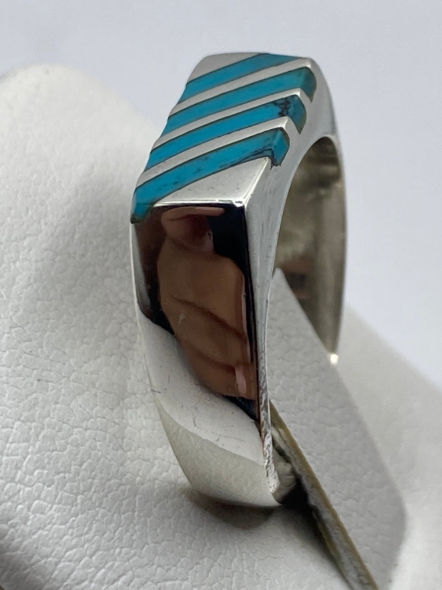 Vista lateral del anillo de turquesa azul con bandas de plata .925 en ángulo pronunciado