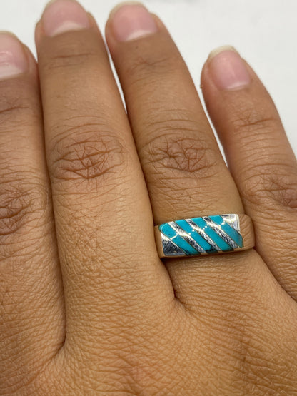 Anillo con sello .925 en escala de precisión, pesando 6.3 gramos